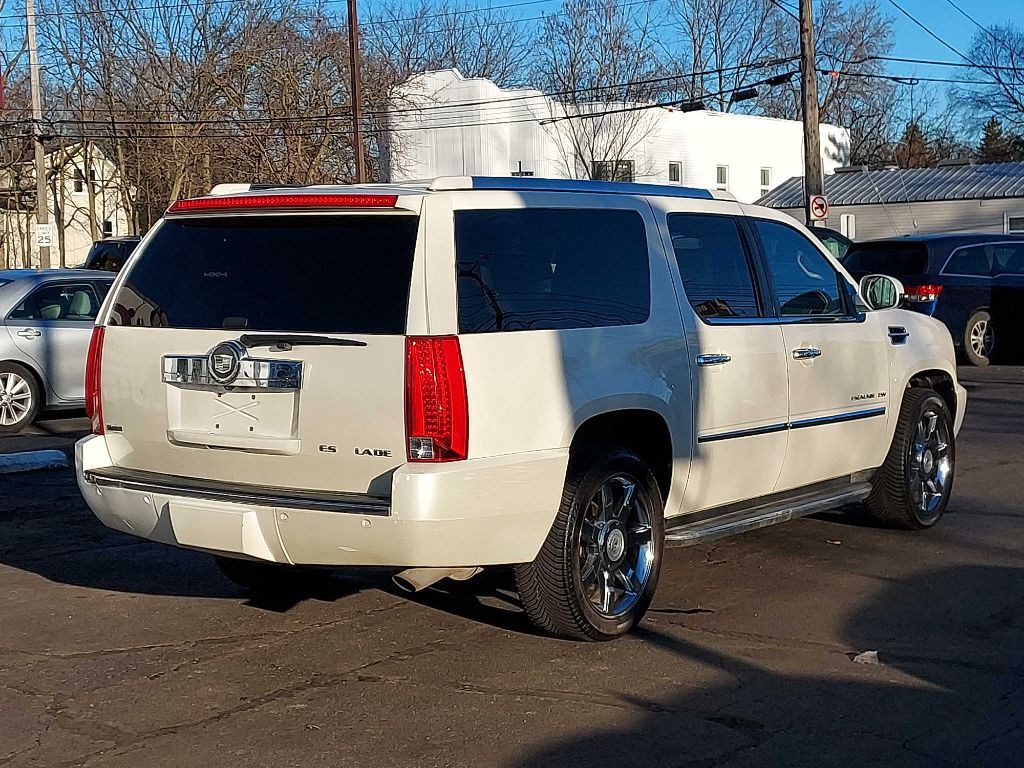 2011 Cadillac Escalade Image 3