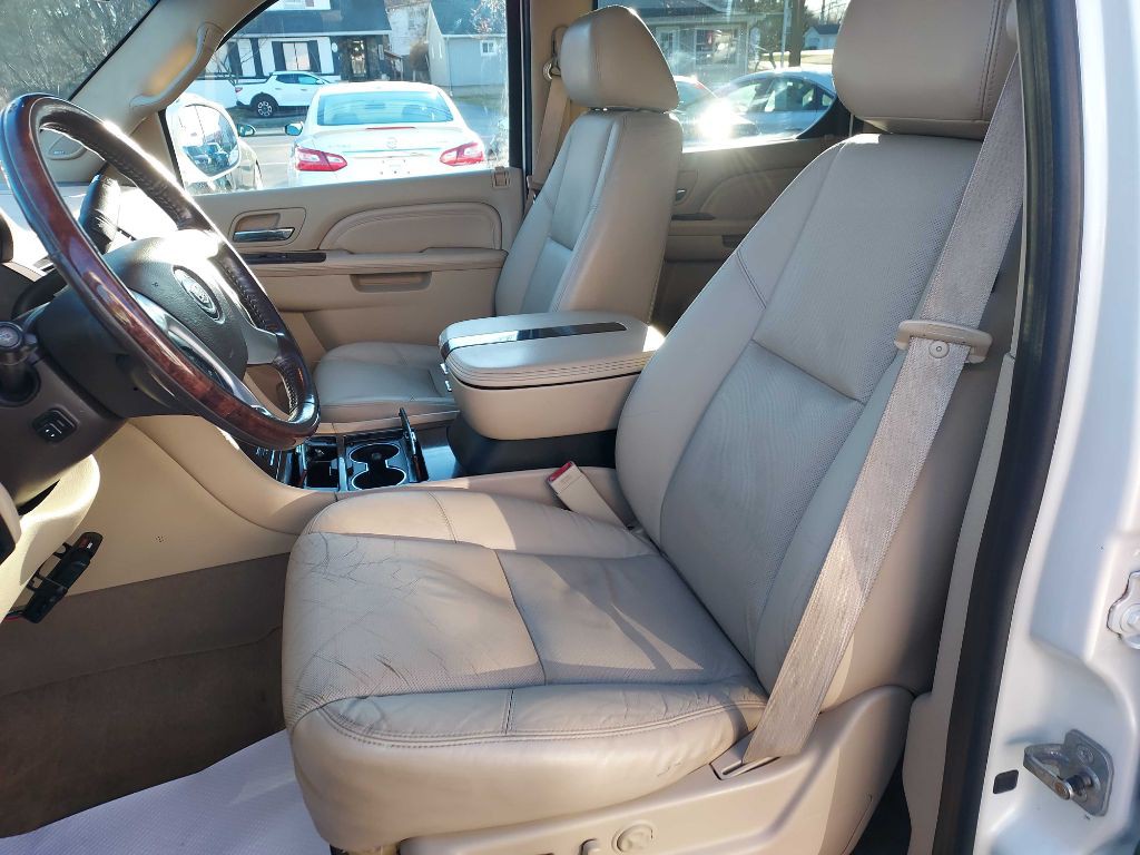2011 Cadillac Escalade Image 9