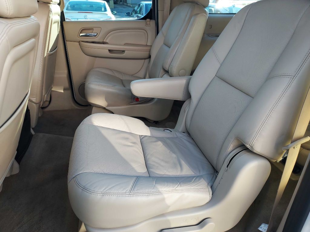 2011 Cadillac Escalade Image 10