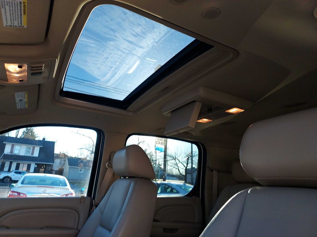 2011 Cadillac Escalade Image 11