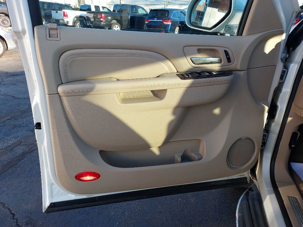 2011 Cadillac Escalade Image 12