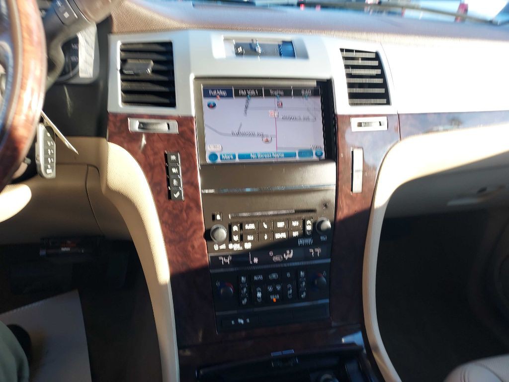 2011 Cadillac Escalade Image 16