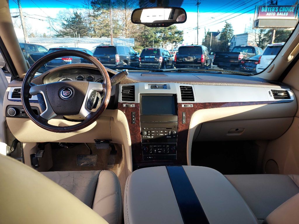 2011 Cadillac Escalade Image 17