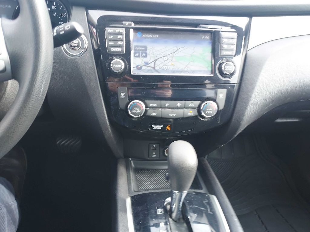 2016 Nissan Rogue Image 16