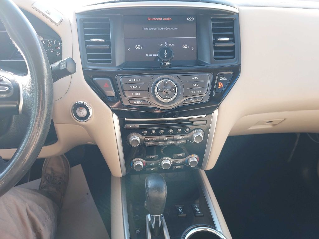2017 Nissan Pathfinder Image 16