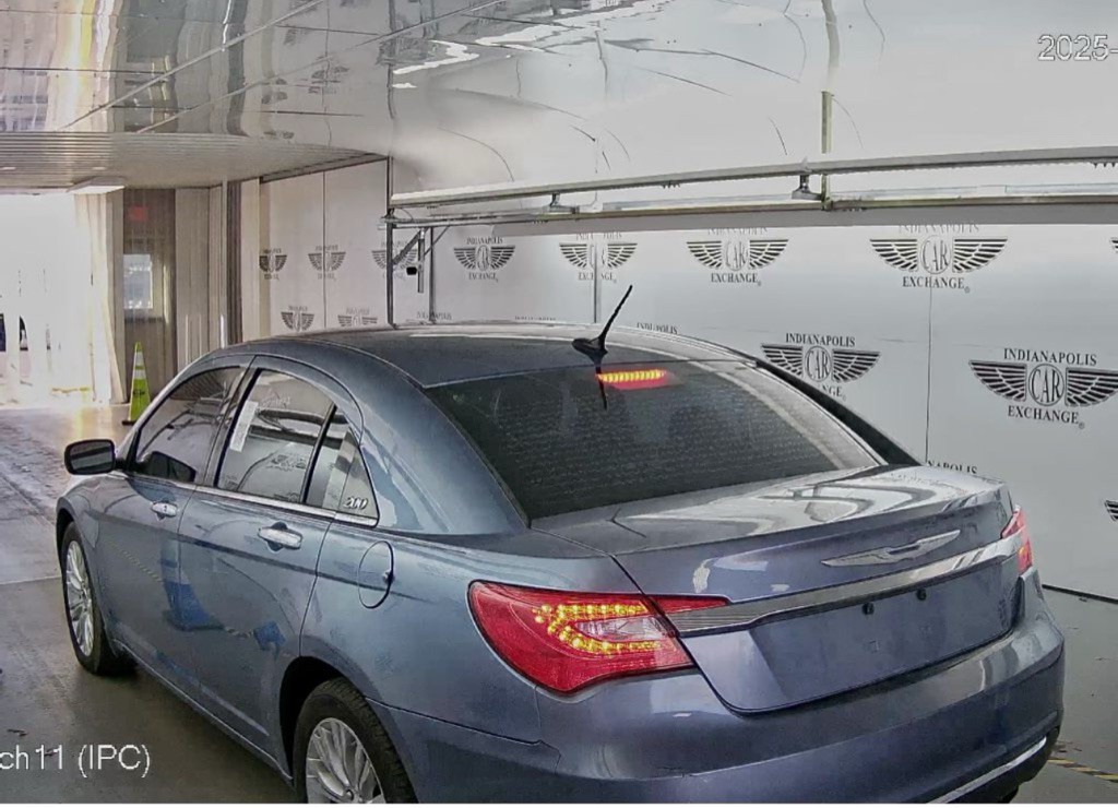 2011 Chrysler 200 Image 2