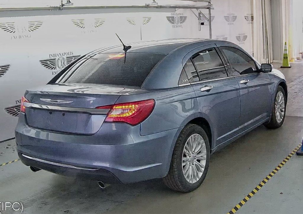 2011 Chrysler 200 Image 3