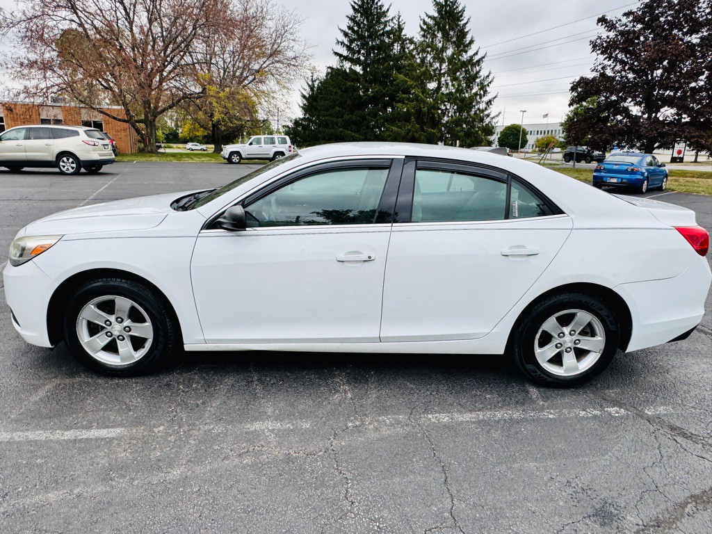 2013 Chevrolet Malibu Image 2