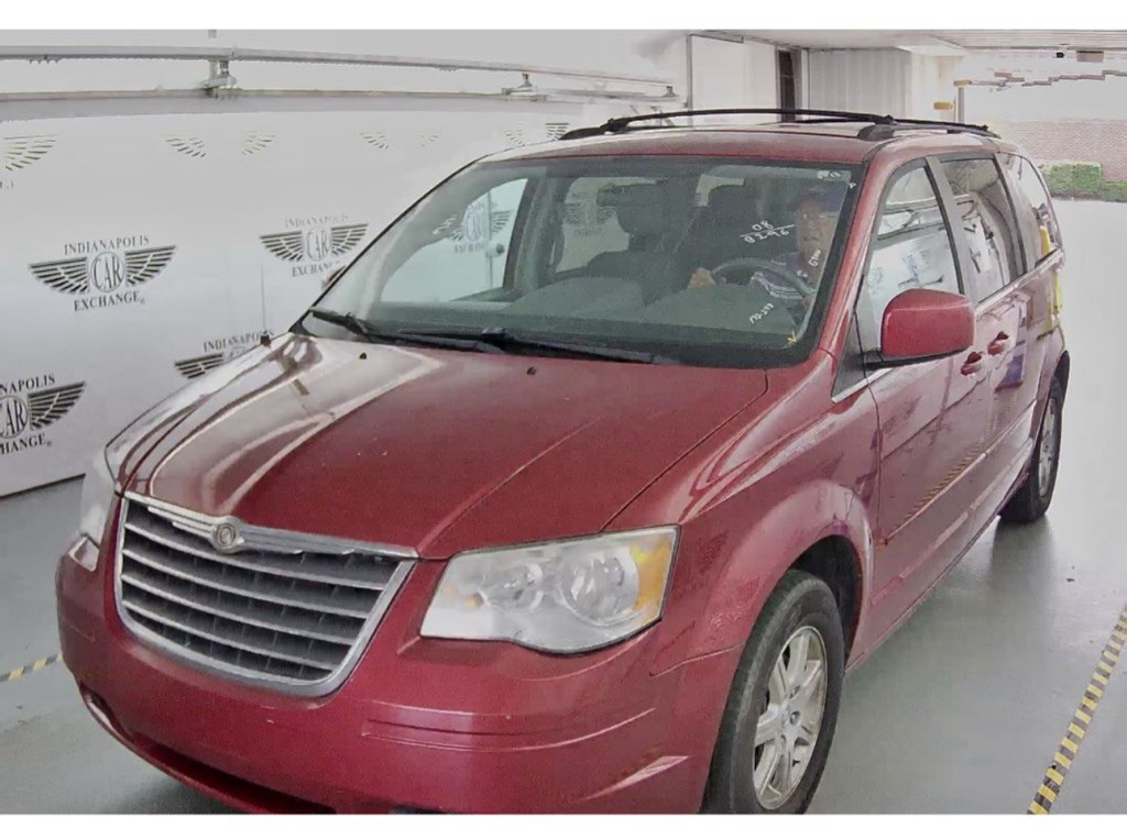 2008 Chrysler Town & Country Image 1