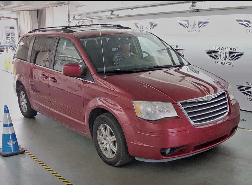 2008 Chrysler Town & Country Image 2