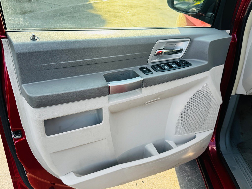 2008 Chrysler Town & Country Image 18