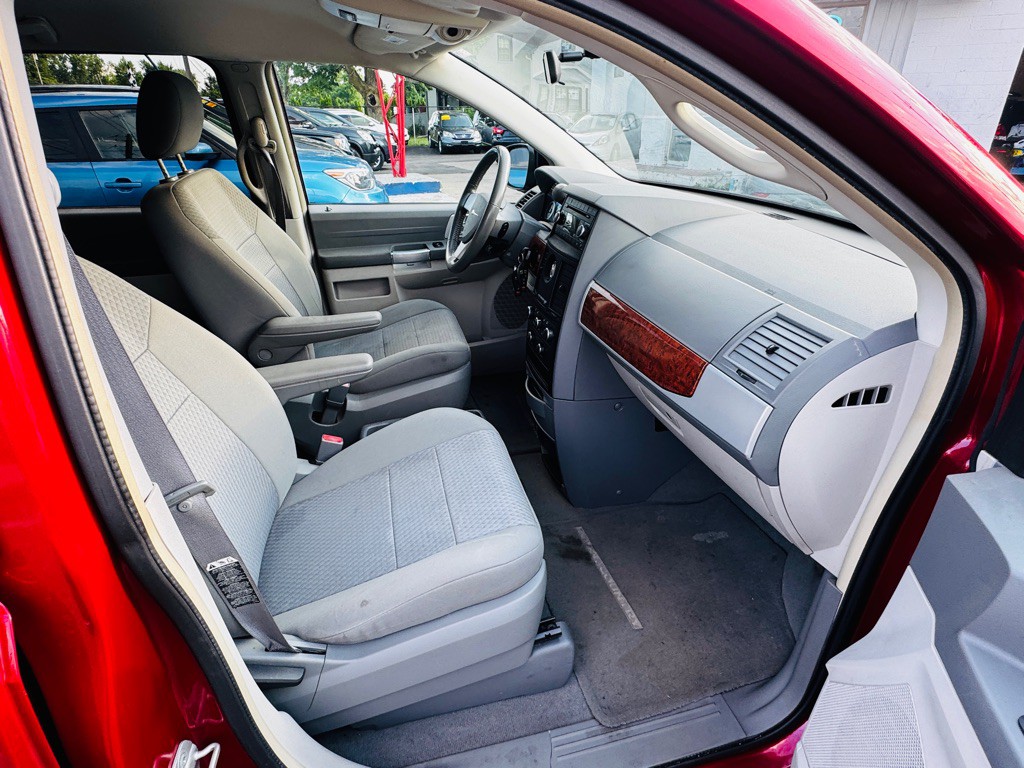 2008 Chrysler Town & Country Image 24