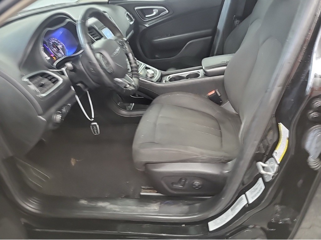 2015 Chrysler 200 Image 3
