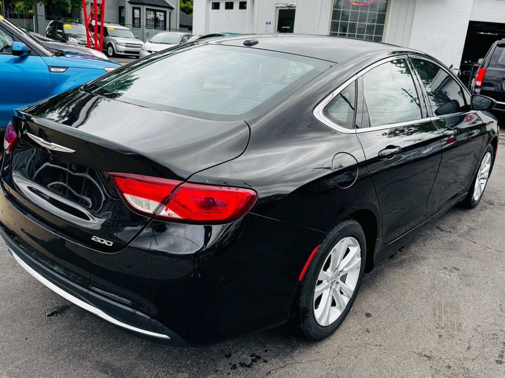 2015 Chrysler 200 Image 9