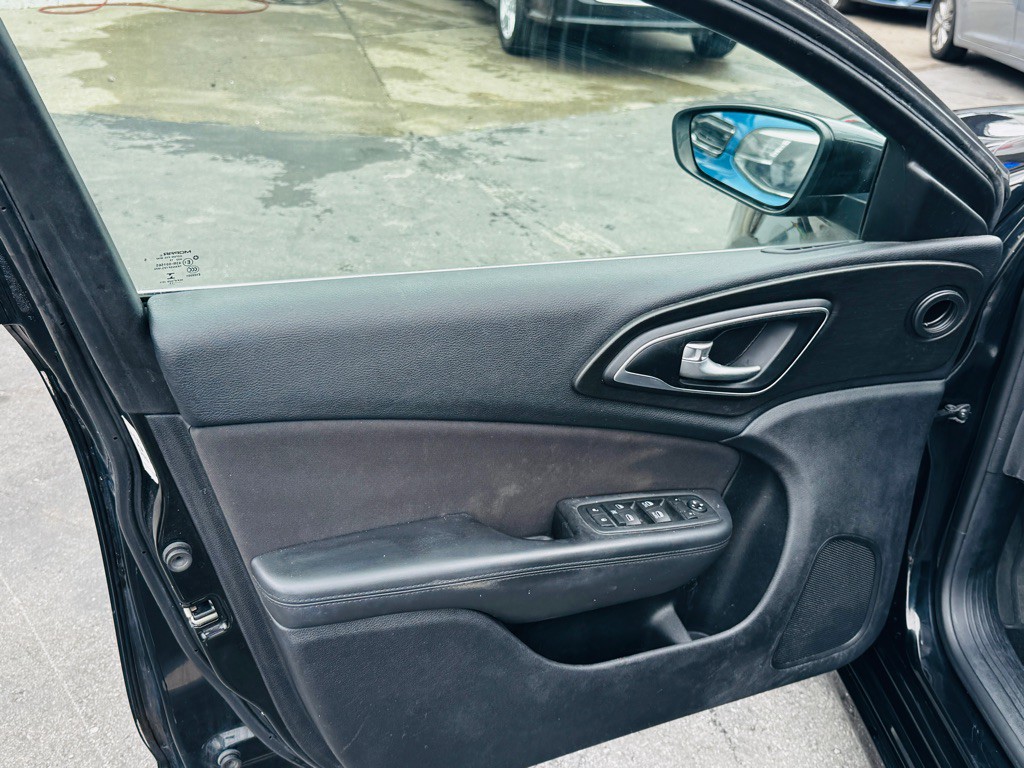 2015 Chrysler 200 Image 12