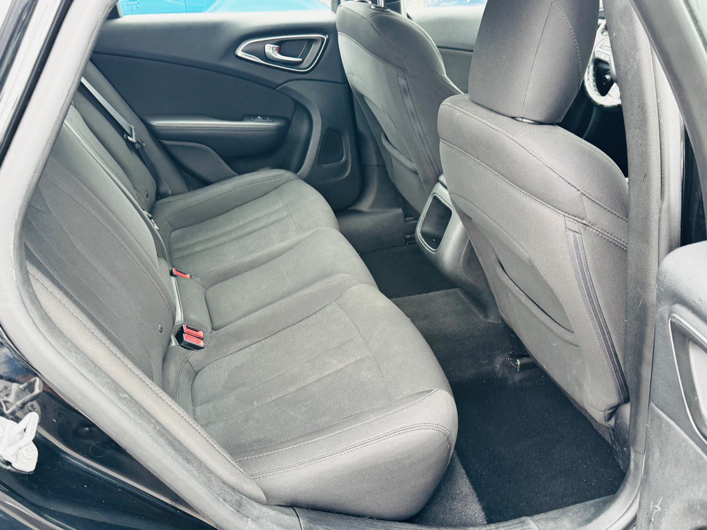 2015 Chrysler 200 Image 16