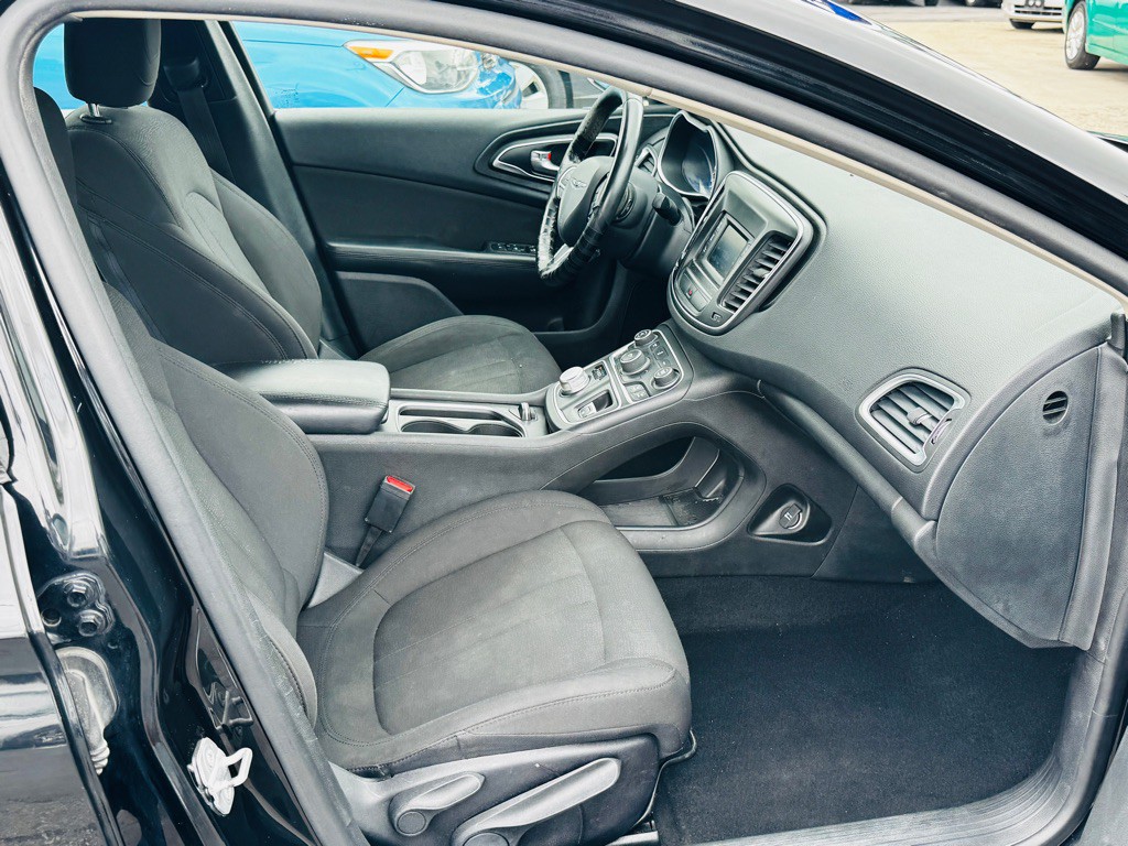 2015 Chrysler 200 Image 17