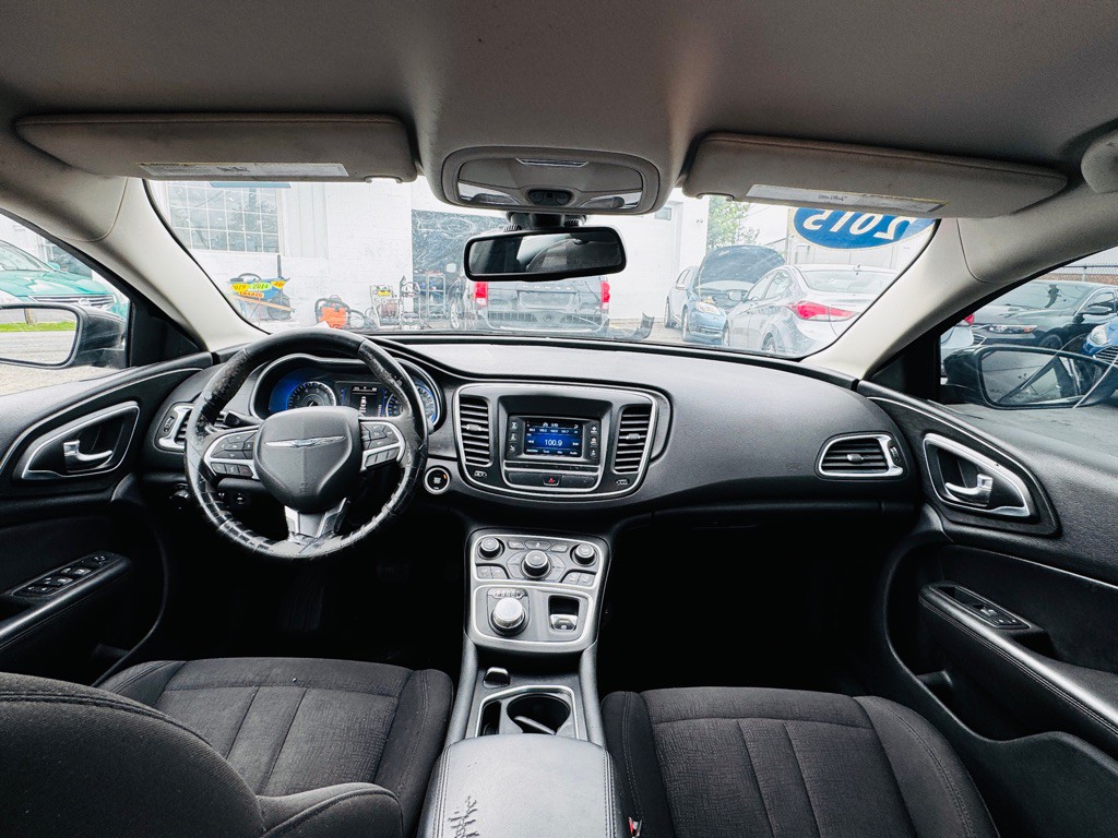 2015 Chrysler 200 Image 21