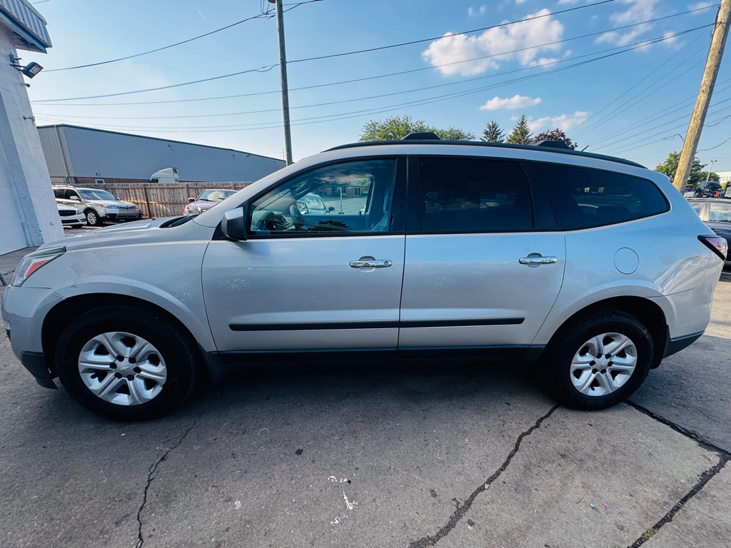 2013 Chevrolet Traverse Image 2
