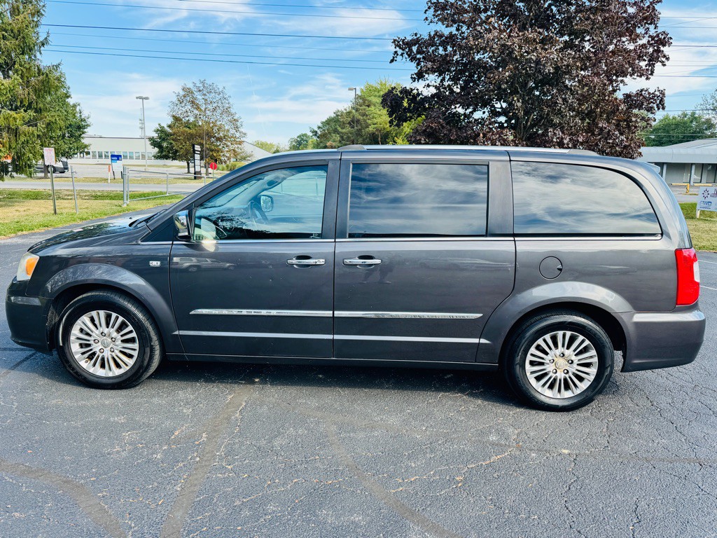 2014 Chrysler Town & Country Image 2