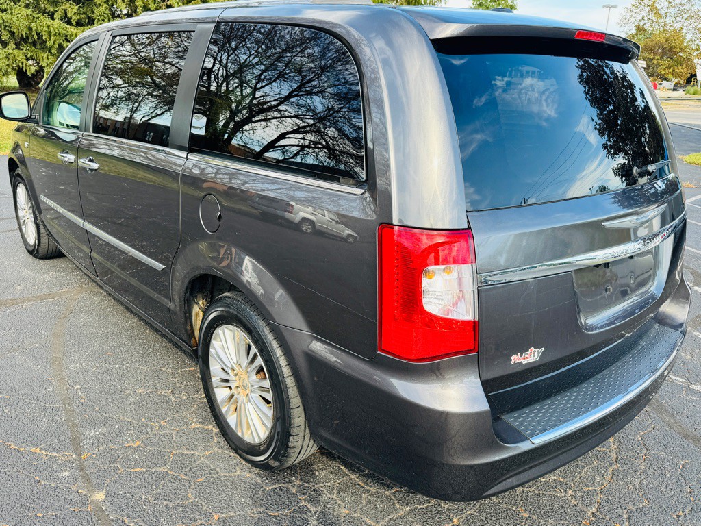 2014 Chrysler Town & Country Image 3
