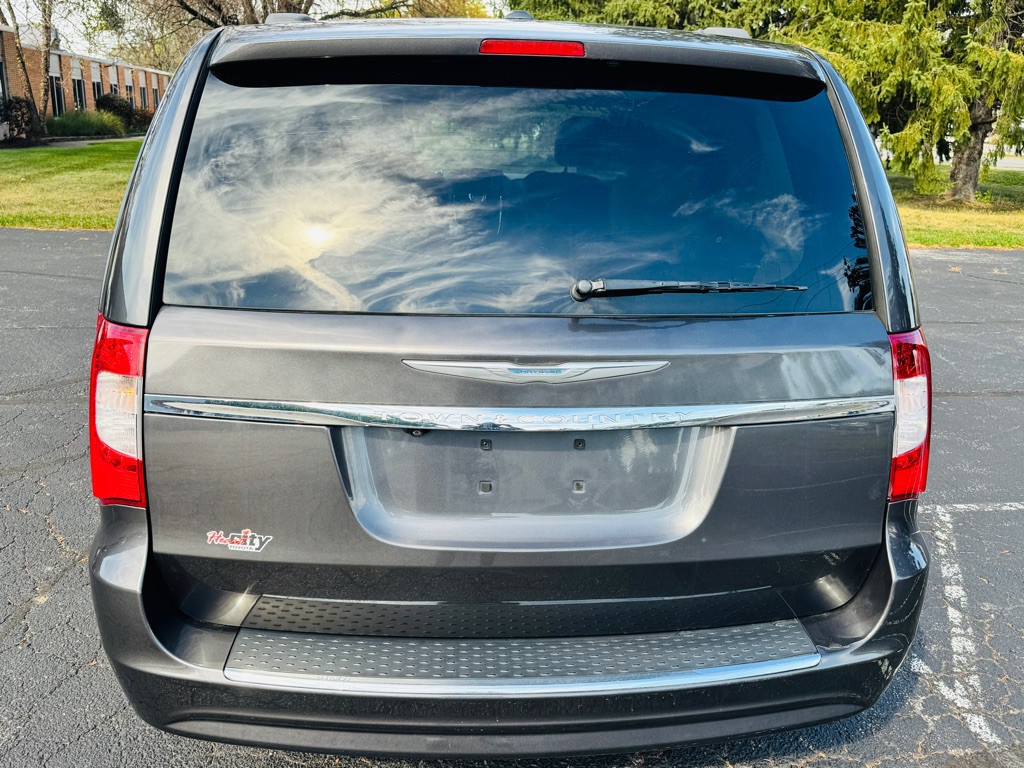 2014 Chrysler Town & Country Image 4