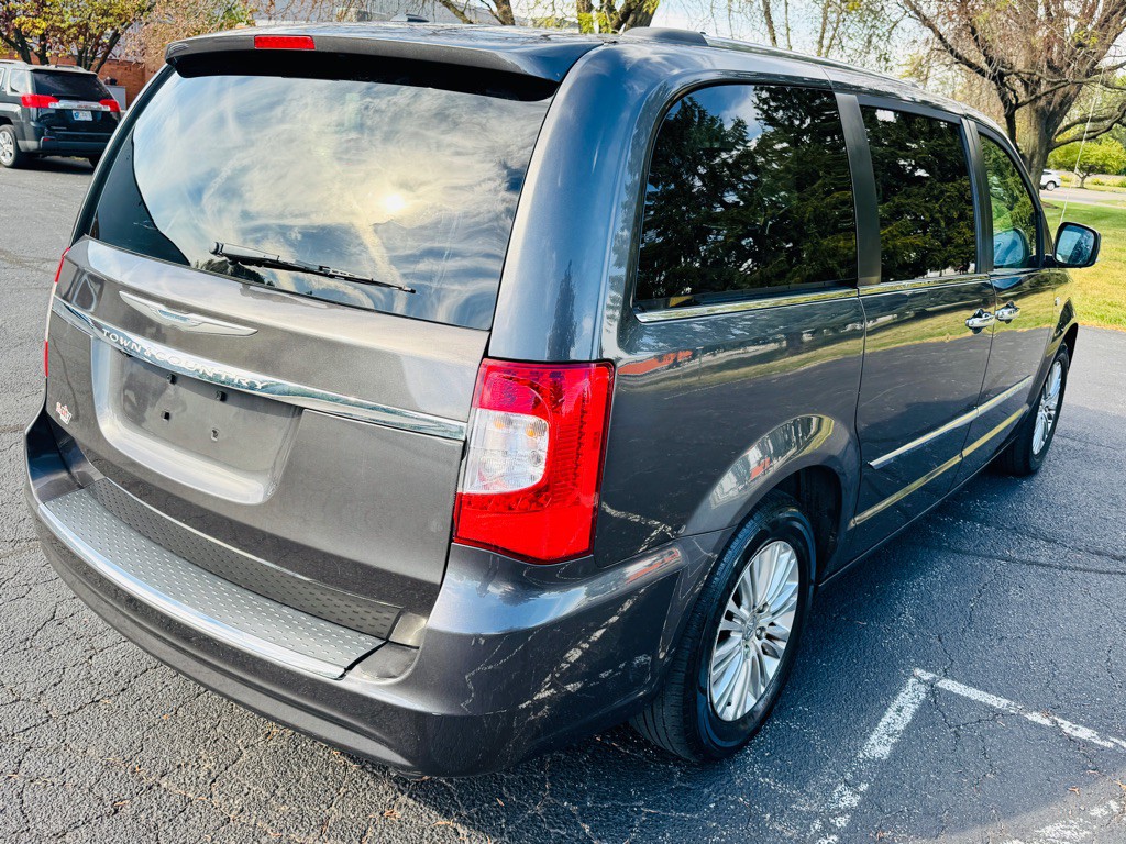 2014 Chrysler Town & Country Image 5