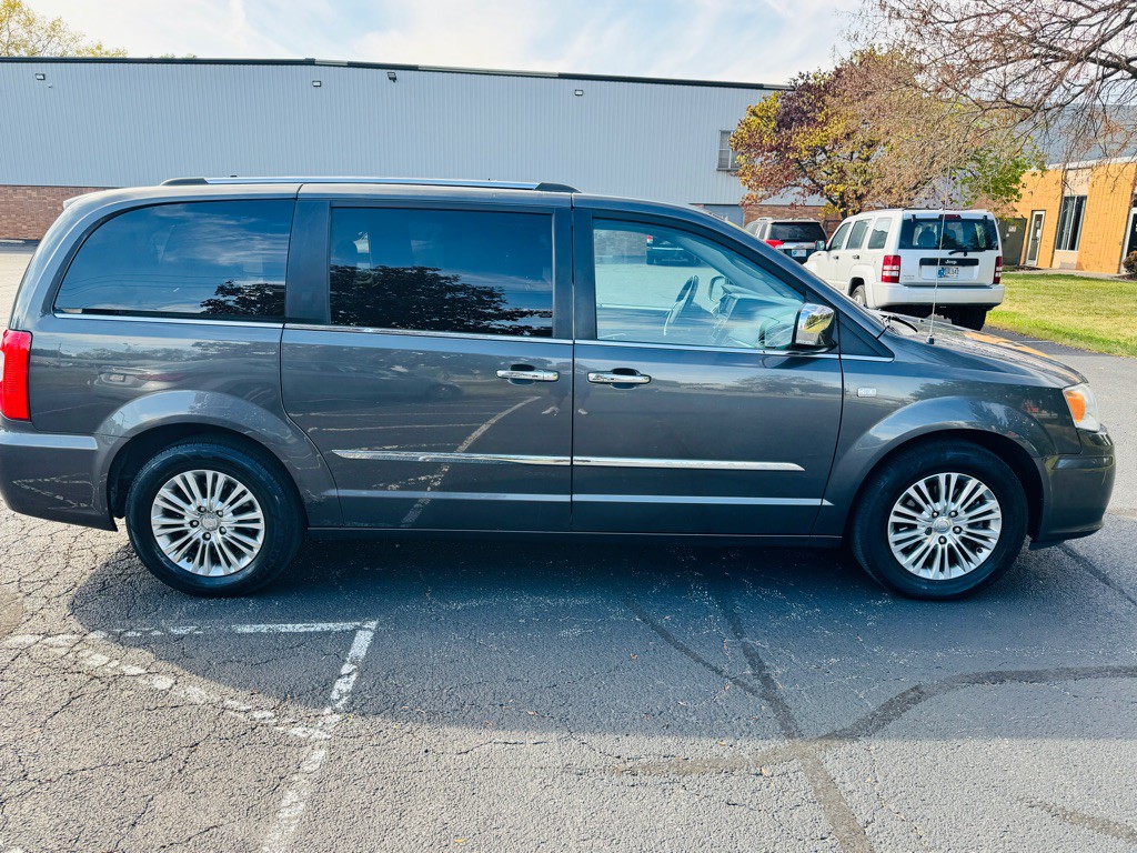 2014 Chrysler Town & Country Image 6
