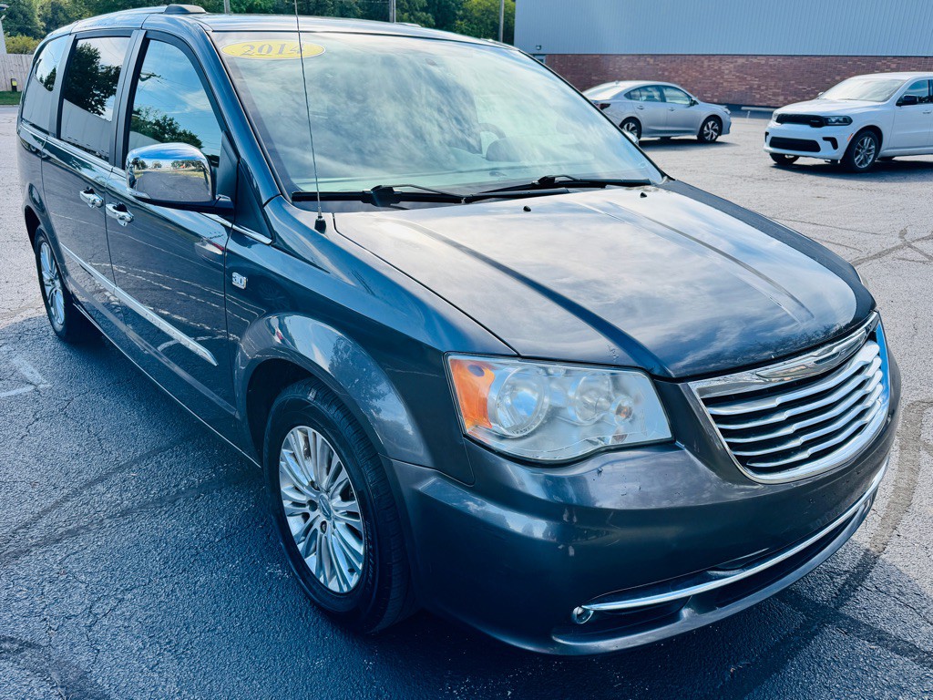 2014 Chrysler Town & Country Image 7
