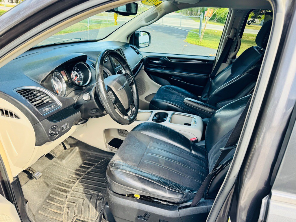 2014 Chrysler Town & Country Image 10