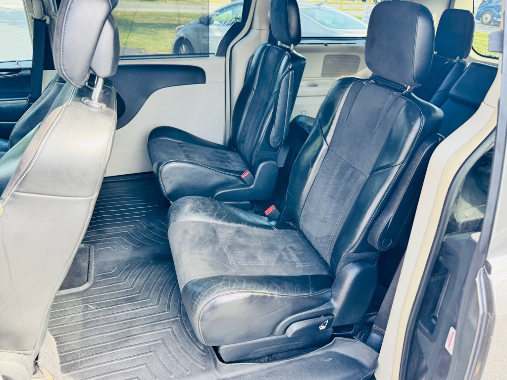 2014 Chrysler Town & Country Image 11