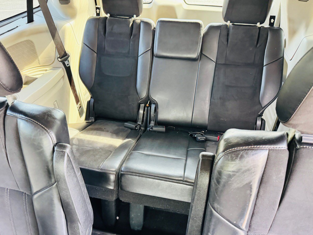 2014 Chrysler Town & Country Image 12