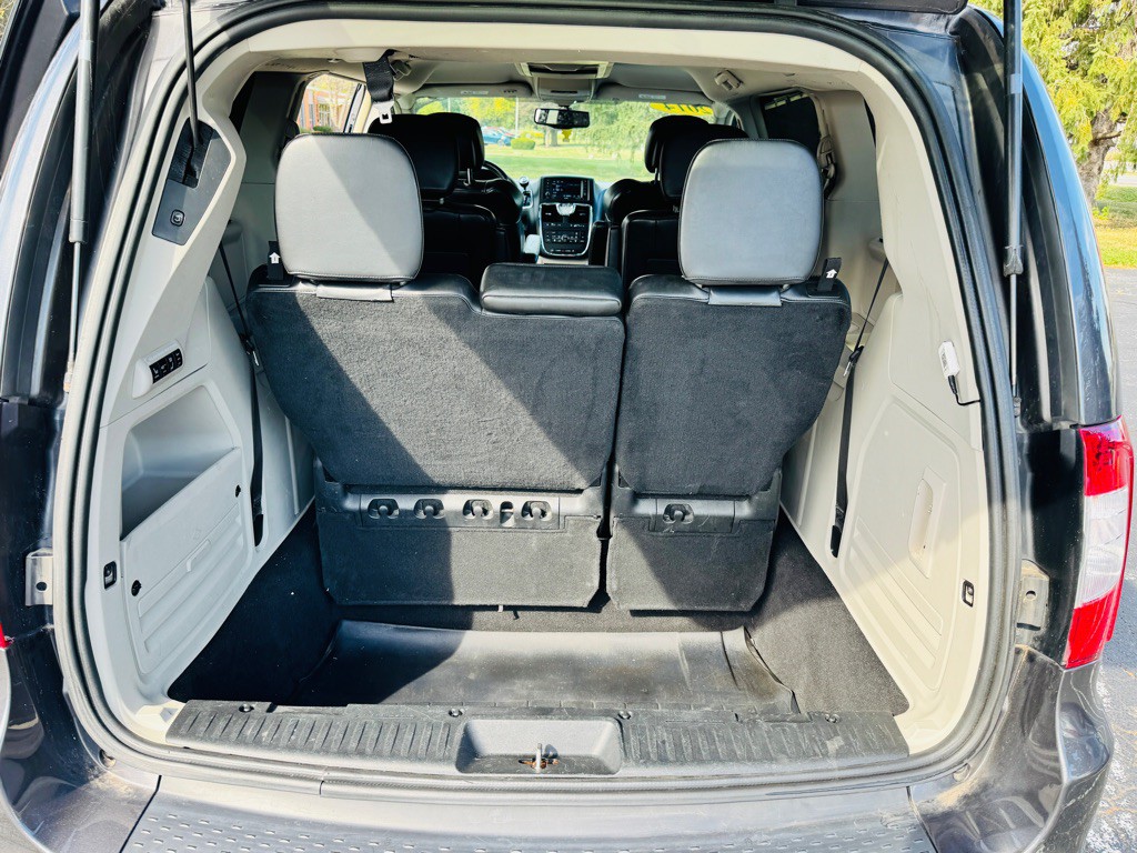2014 Chrysler Town & Country Image 13