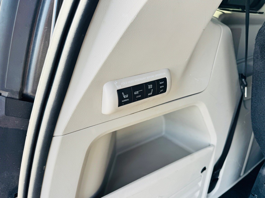 2014 Chrysler Town & Country Image 14
