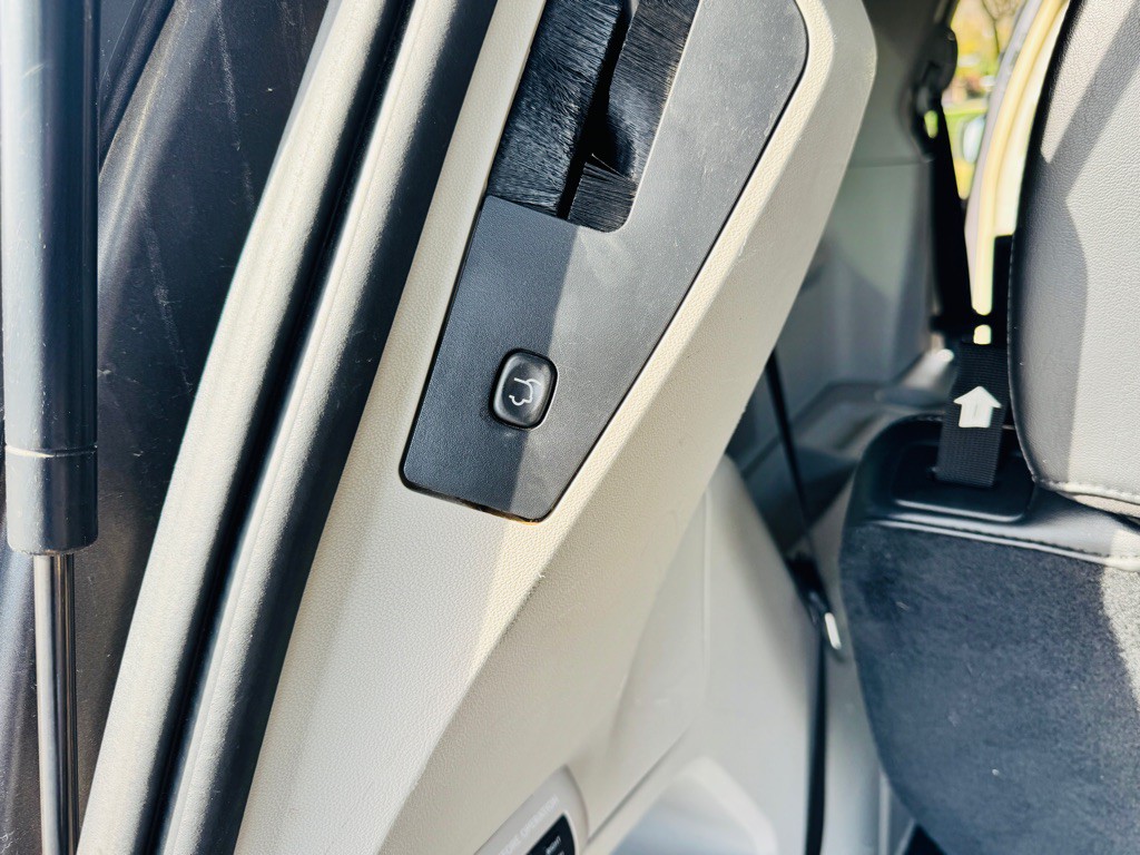 2014 Chrysler Town & Country Image 15