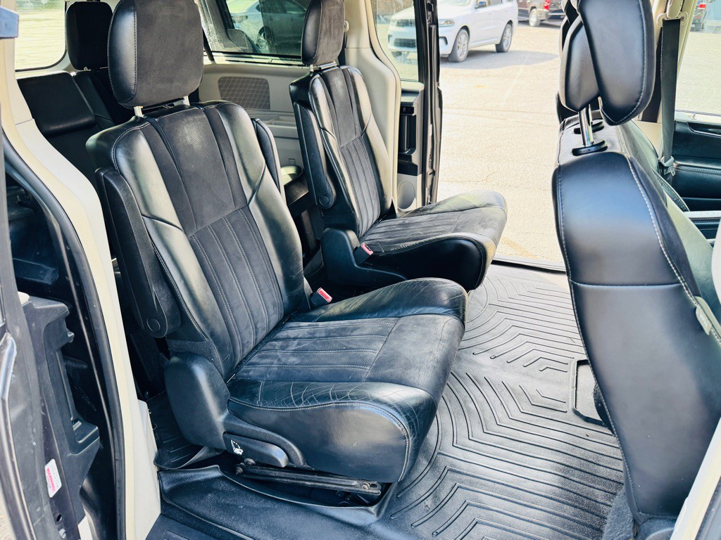 2014 Chrysler Town & Country Image 16