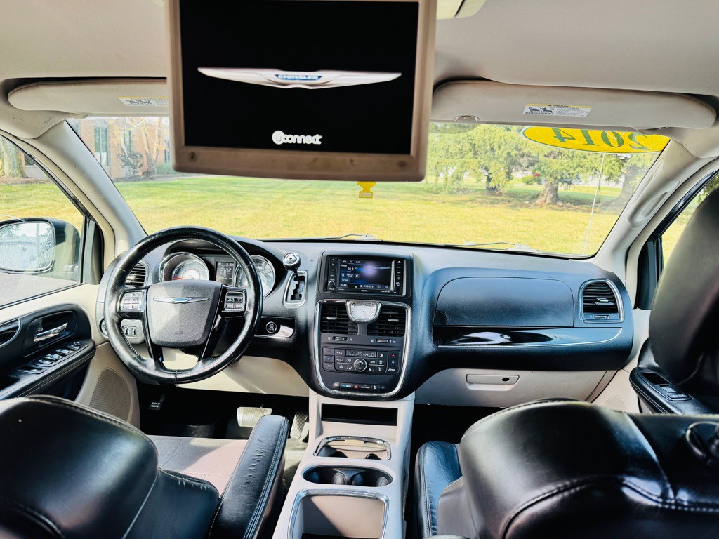 2014 Chrysler Town & Country Image 18