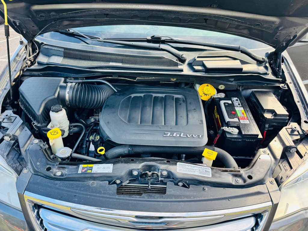 2014 Chrysler Town & Country Image 19