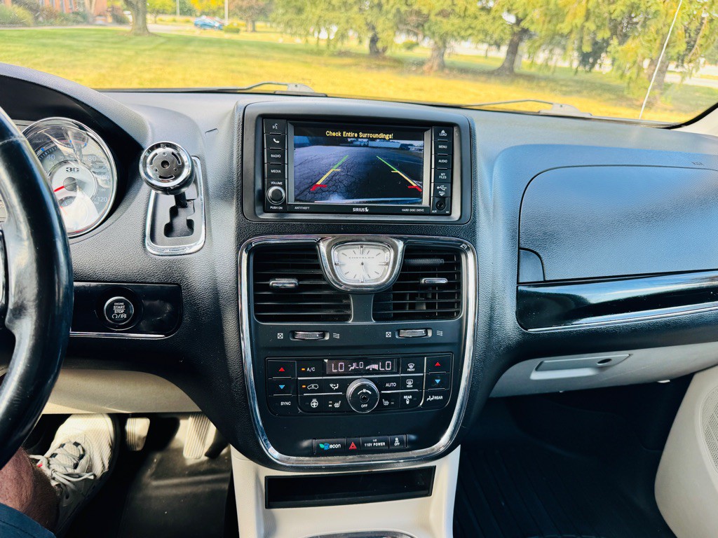 2014 Chrysler Town & Country Image 20