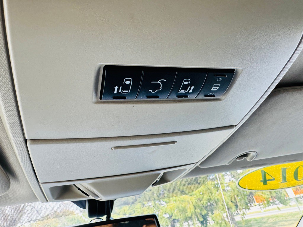 2014 Chrysler Town & Country Image 21
