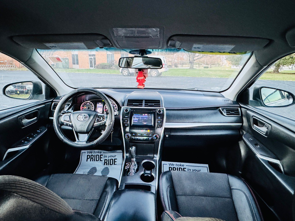 2016 Toyota Camry Image 17