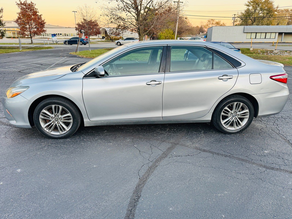 2016 Toyota Camry Image 2
