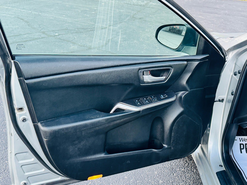 2016 Toyota Camry Image 9