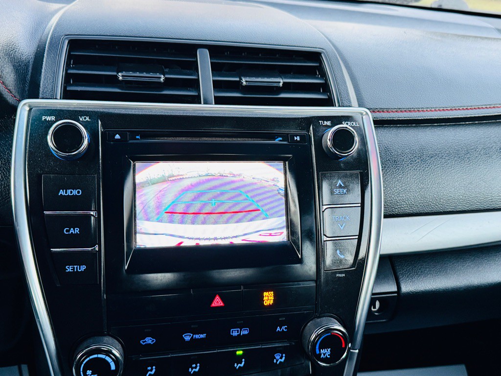 2016 Toyota Camry Image 16