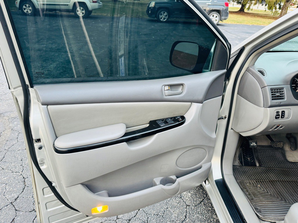 2004 Toyota Sienna Image 9