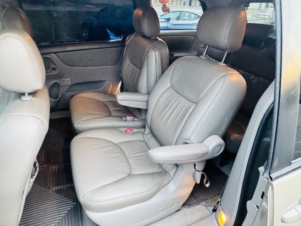 2004 Toyota Sienna Image 11