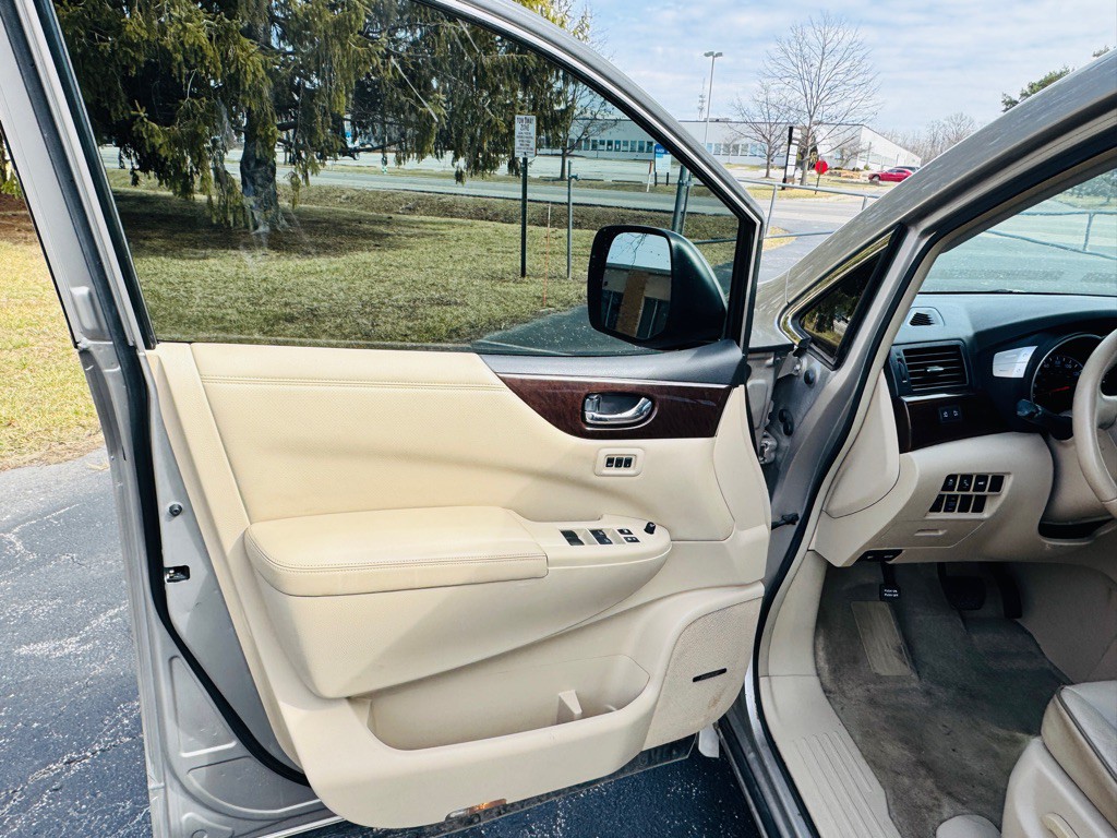 2012 Nissan Quest Image 9