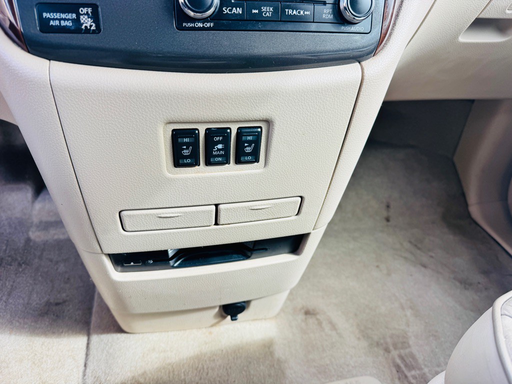 2012 Nissan Quest Image 20