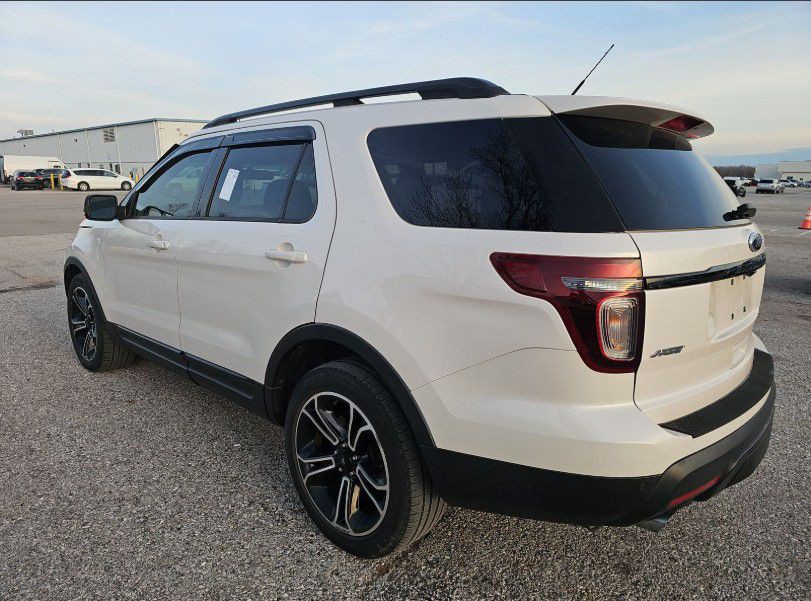 2015 Ford Explorer Image 2