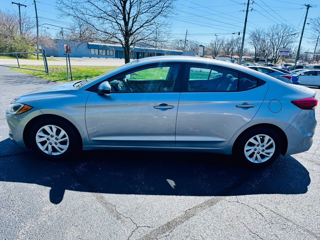 2017 Hyundai Elantra Image 2